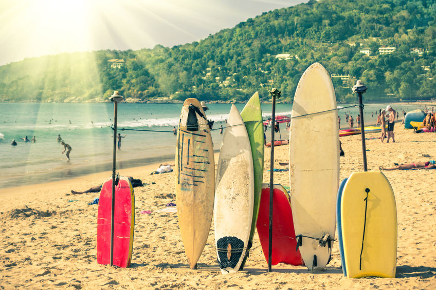 Planches de surf sur la plage