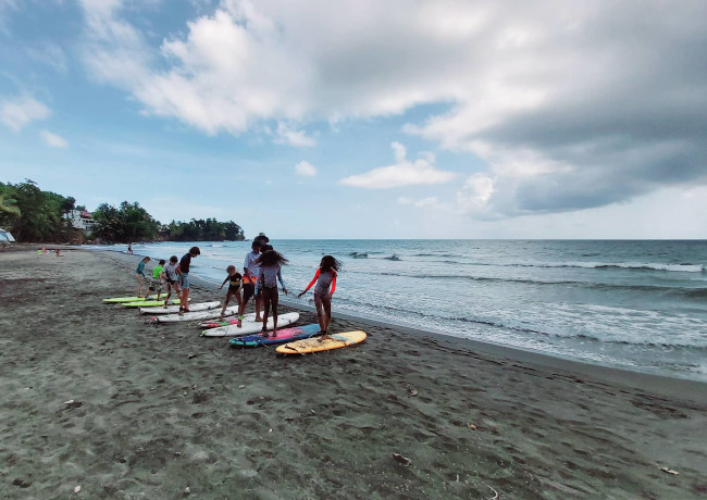 Plage de Bananier avec enseigne Gwada Surf Cool